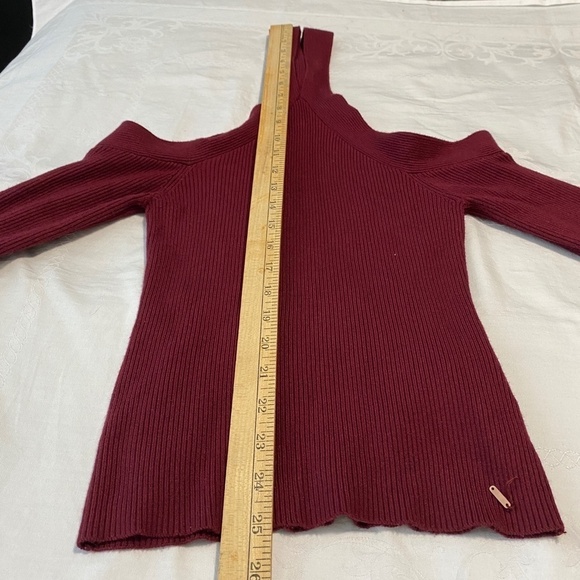 Guess Long Sleeve Women's Crossover Open Shoulder Burgundy Sweater Size Large - Picture 9 of 10